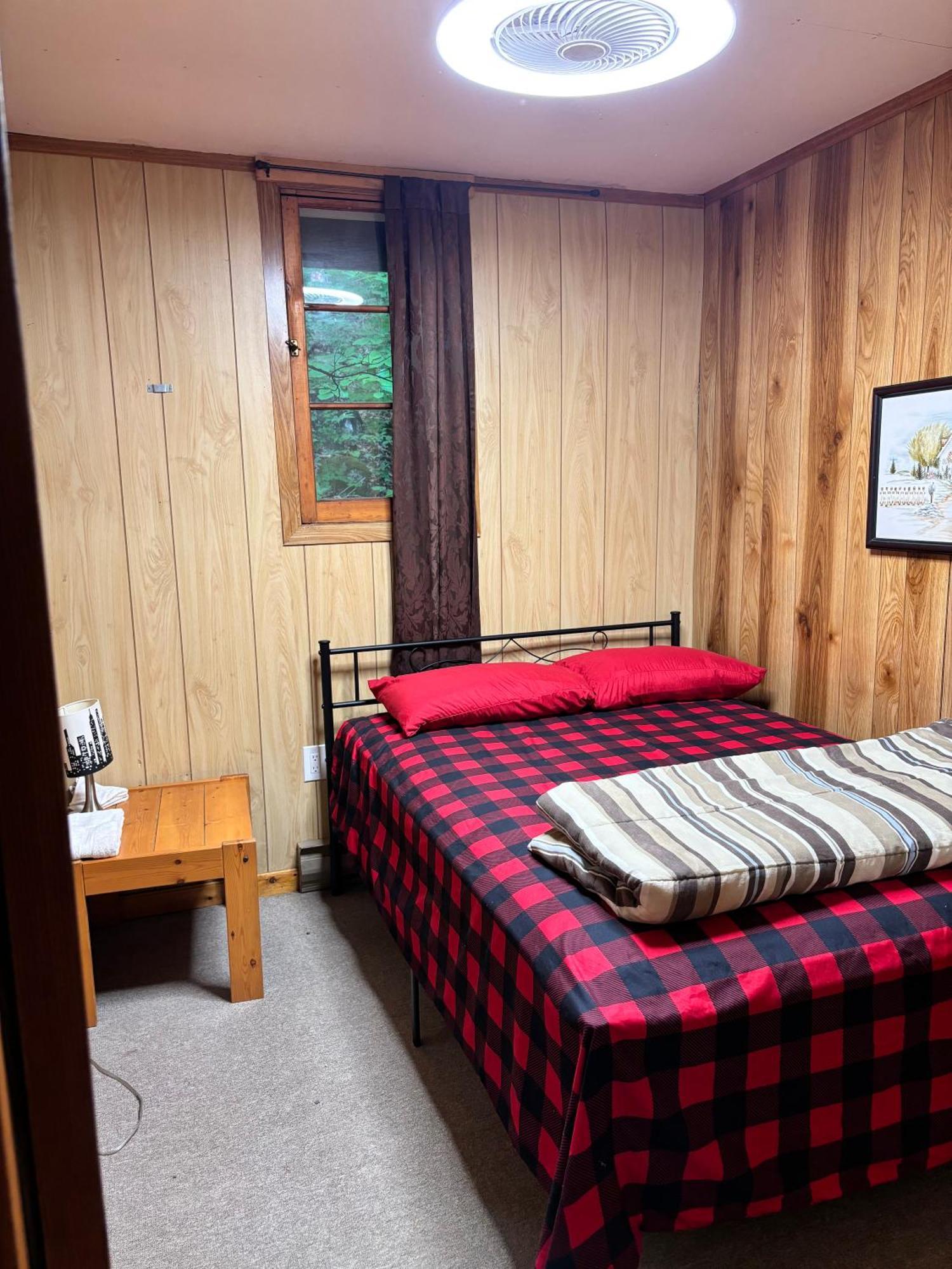 Lakefront Hideaway Resort Kawartha Lakes Bilik gambar